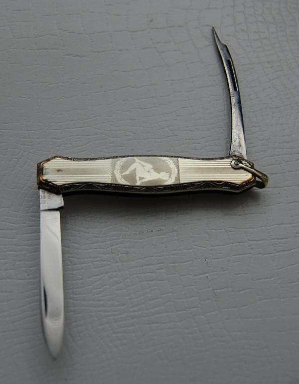 Meriden Knife Company In Excellent Condition With Stainless Steel Covers 2 1/4 Meriden Knife Company In Excellent Condition With Stainless Steel Covers 2 1/4