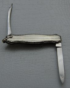 Meriden Knife Company In Excellent Condition With Stainless Steel Covers 2 1/4 Meriden Knife Company In Excellent Condition With Stainless Steel Covers 2 1/4
