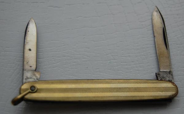 Meriden Knife Company In Very Good Condition With Gold Plated Covers 2 1/2 Meriden Knife Company In Very Good Condition With Gold Plated Covers 2 1/2