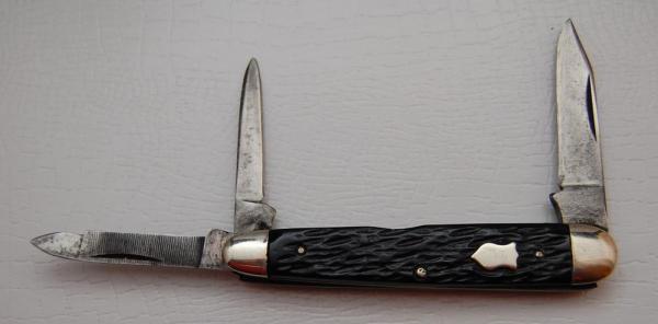 Schrade In Very Good Condition With Black Synthetic Covers 3 1/4 Schrade In Very Good Condition With Black Synthetic Covers 3 1/4