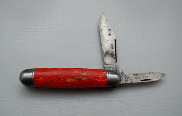 New York Knife Company In Very Good Condition With Red Synthetic Covers 3 3/8 New York Knife Company In Very Good Condition With Red Synthetic Covers 3 3/8