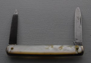 Remington In Good Condition With Mother of Pearl Covers 3" Long (680)
