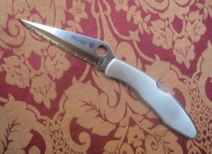 Spyderco Police Full Serrated 