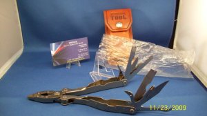 SCHRADE USA   21 FUNCTION MULTI TOOL KNIFE MINT