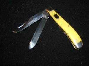 CAMILLUS #35 YELLOW HANDLE TRAPPER OLD BUT MINTY, CREST SHIELD