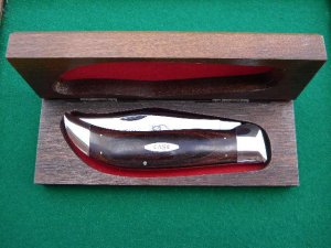 Case XX P172 USA 3 Dot (1977) Wood Buffalo Clasp Knife in Wooden Display Box