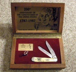 Case XX SS USA 3 Dot (1987) W254 SS Bone US Constitution Trapper Knife in Wood Music Display Box