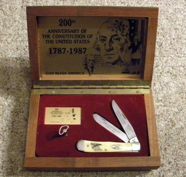 Case XX SS USA 3 Dot (1987) W254 SS Bone US Constitution Trapper Knife in Wood Music Display Box Case XX SS USA 3 Dot (1987) W254 SS Bone US Constitution Trapper Knife in Wood Music Display Box