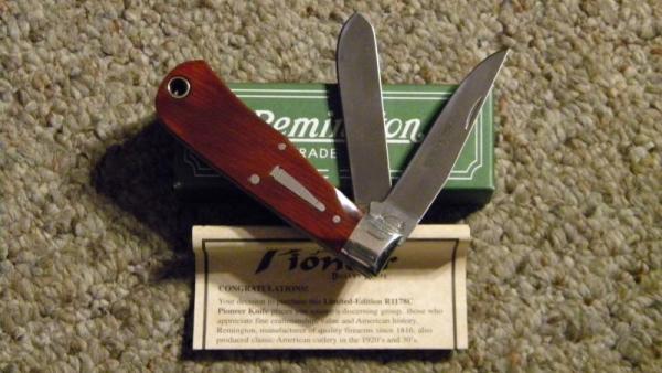 Remington UMC USA 2003 Wood R1178C Bullet Pioneer Trapper Knife - NIB Remington UMC USA 2003 Wood R1178C Bullet Pioneer Trapper Knife - NIB