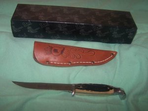 QUEEN FIXED BLADE STAG LIKE BONE KNIFE/CASE
