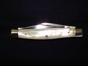 QUEEN # 26 PEARL STOCKMAN KNIFE/case