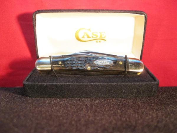Case 6308 9-Dot 1981 Bone Whittler 3 blade Knife in Display box. Case 6308 9-Dot 1981 Bone Whittler 3 blade Knife in Display box.