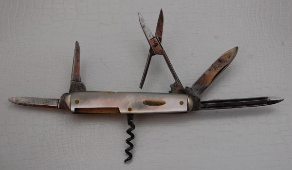 Griffon with Mother of Pearl Covers In Excellent Condition (849)
