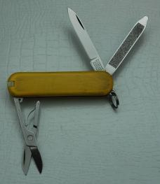 Victorinox with Smooth Yellow Synthetic Covers In Excellent Condition (859)