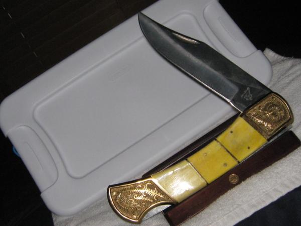 LARGE SINGLE BLADE FOLDER BONE HANDLES GOLD ETCHED BOLSTERS 8 1/2IN. CLOSED LARGE SINGLE BLADE FOLDER BONE HANDLES GOLD ETCHED BOLSTERS 8 1/2IN. CLOSED