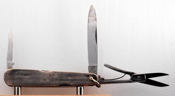 Voss Cutlery 3-Blade 3" Long Pen Knife In Very Good Condition With Stainless Steel Covers (937)