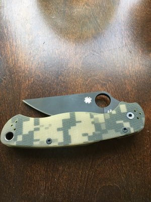 Spyderco Paramilitary 2 Camo with black blade  C81GPCMOBK2