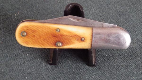 Queen 2 blade Barlow Bone handles