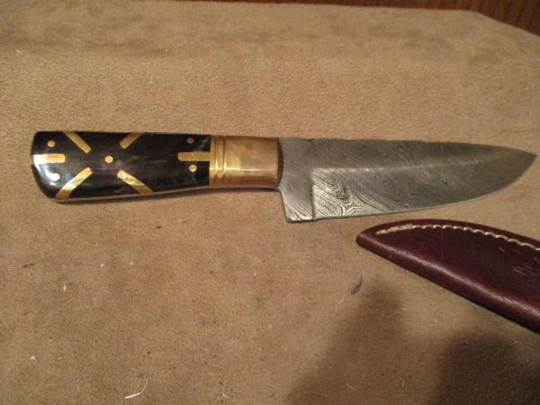9 1/2" DAMASCUS FIXED BLADE KNIFE WITH HANDLE OF BLACK HORN AND BRASS INSERTS 9 1/2" DAMASCUS FIXED BLADE KNIFE WITH HANDLE OF BLACK HORN AND BRASS INSERTS