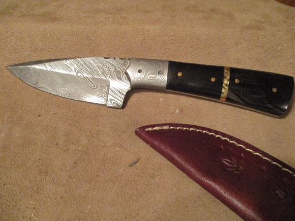 9 1/4" DAMASCUS FIXED BLADE KNIFE WITH HANDLE OF BLACK HORN AND BRASS INSERTS 9 1/4" DAMASCUS FIXED BLADE KNIFE WITH HANDLE OF BLACK HORN AND BRASS INSERTS