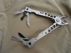 SOG  Sync II  multi-tool 