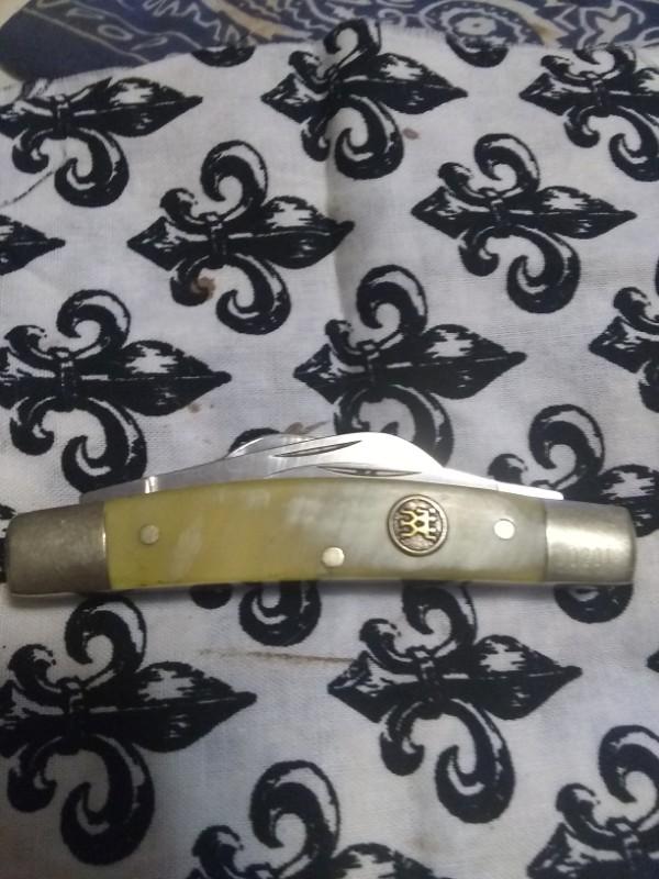 ZWILLING J.A.HENCKELS SOLINGEN GERMANY RED BADGE FOUR BLADE CONGRESS SERIES KNIFE #0201 ZWILLING J.A.HENCKELS SOLINGEN GERMANY RED BADGE FOUR BLADE CONGRESS SERIES KNIFE #0201