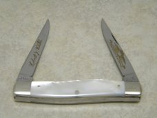 Schatt & Morgan Titusville PA. 2003 Pearl Presidents Choice Yankee Muskrat Knife in Box