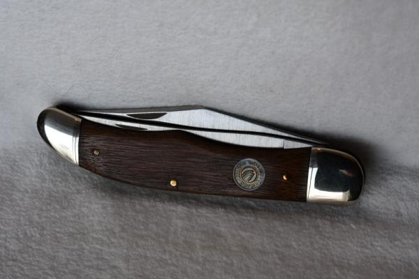 Chicago Folding Hunter P-19 USA Believed to be made by Schrade in the 1980s walnut handles. 