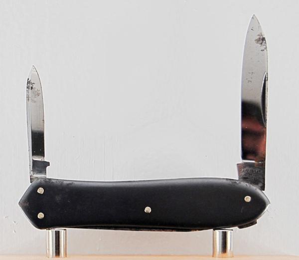 A. Kastor & Brothers 3-Blade 3" Long Pen Knife In Excellent Condition With Metal Covers (973) A. Kastor & Brothers 3-Blade 3" Long Pen Knife In Excellent Condition With Metal Covers (973)