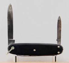 Henckels 3-Blade 2 13/16" Long Pen Knife In Very Good Condition With Metal Covers (976)