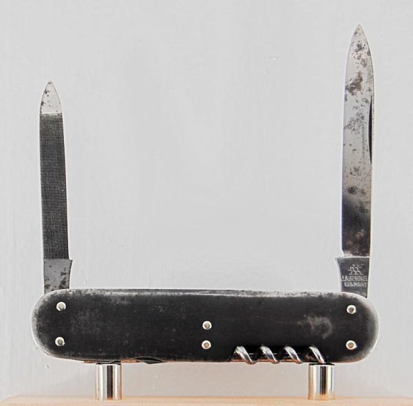 Henckels 4-Blade 3 1/4" Long Pen Knife In Very Good Condition With Metal Covers (978) Henckels 4-Blade 3 1/4" Long Pen Knife In Very Good Condition With Metal Covers (978)