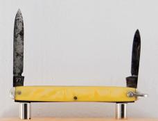 Henckels 2-Blade 2 11/16" Long Pen Knife In Very Good Condition With Yellow Synthetic Covers (988)