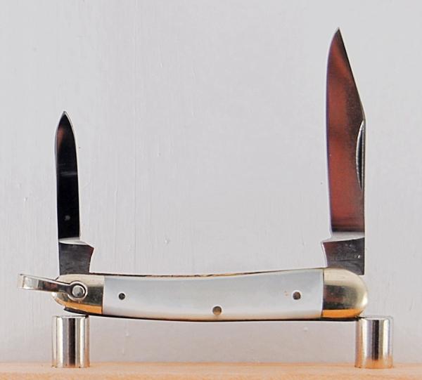 G & S Welkut 2-Blade 2 1/16" Long Pen Knife In Excellent Condition With Mother of Pearl Covers (991) G & S Welkut 2-Blade 2 1/16" Long Pen Knife In Excellent Condition With Mother of Pearl Covers (991)