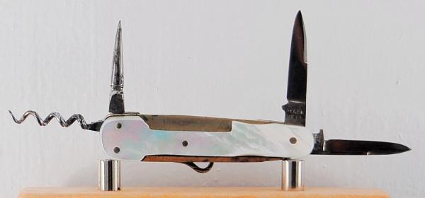 Blackwell 6-Blade 2 5/16" Long Multitool Knife In Excellent Condition w/Mother of Pearl Covers (993) Blackwell 6-Blade 2 5/16" Long Multitool Knife In Excellent Condition w/Mother of Pearl Covers (993)