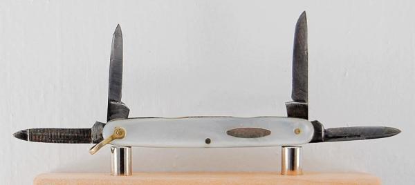 Henckels 4-Blade 2 1/2" Long Pen Knife In Excellent Condition With Mother of Pearl Covers (995)