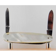 Henckels 4-Blade 2 9/16" Long Pen Knife In Excellent Condition With Mother of Pearl Covers (999)