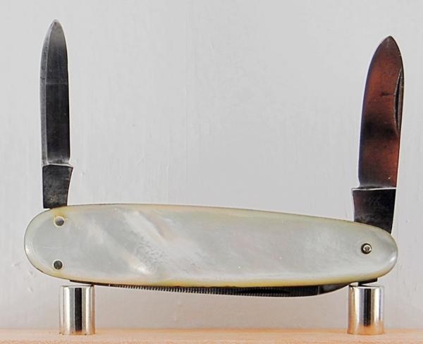 Henckels 4-Blade 2 9/16" Long Pen Knife In Excellent Condition With Mother of Pearl Covers (999) Henckels 4-Blade 2 9/16" Long Pen Knife In Excellent Condition With Mother of Pearl Covers (999)