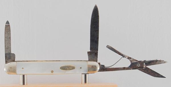 Henckels 2-Blade 3 1/16" Long Pen Knife In Very Good Condition With Mother of Pearl Covers (1006) Henckels 2-Blade 3 1/16" Long Pen Knife In Very Good Condition With Mother of Pearl Covers (1006)