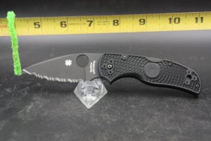 Lightly used Spyderco  Native 5 Lightweight Full Serration Black Blade 