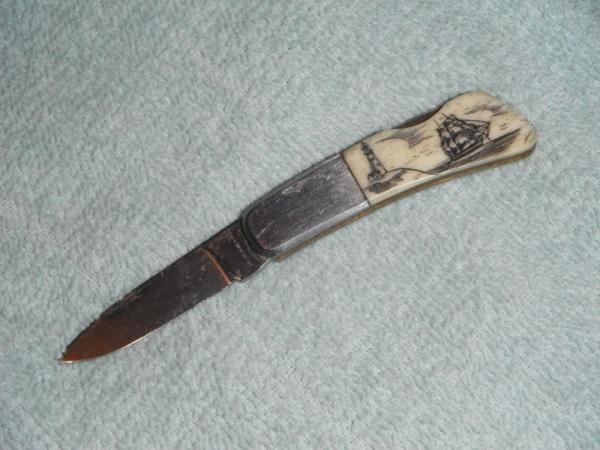  Vintage Single Blade Lock back knife with Highly Detailed Scrimshaw Ship passing a lighthouse scene