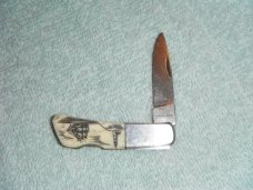  Vintage Single Blade Lock back knife with Highly Detailed Scrimshaw Ship passing a lighthouse scene
