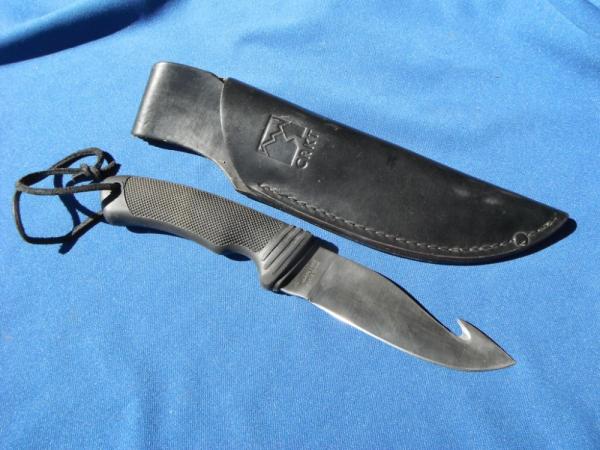 CRKT Wind River 2001 Fixed Blade Knife w/gut hook and leather sheath. CRKT Wind River 2001 Fixed Blade Knife w/gut hook and leather sheath.