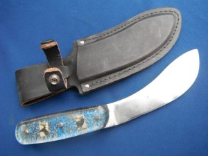Custom handmade fixed blade skinning knife, camp knife with leather sheath. A sharp edge.