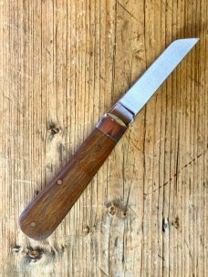 A. Wright & Son Sheffield England Small Lambsfoot knife with Rosewood Scales and Lambsfoot blade