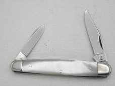 Queen Cutlery Co. #4 Sleeveboard Pen in Pearl: 3 5/16” closed; early 1950s, Q STAINLESS