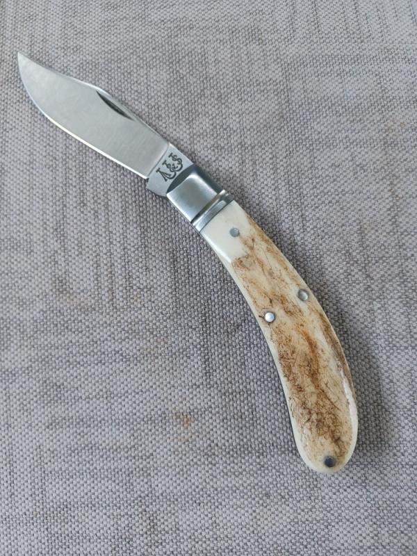 Ashley Harrison,UK maker,4" cld..Deer Stag and 01 tool steel..C70 fluted bolsters,liners and pins. Ashley Harrison,UK maker,4" cld..Deer Stag and 01 tool steel..C70 fluted bolsters,liners and pins.