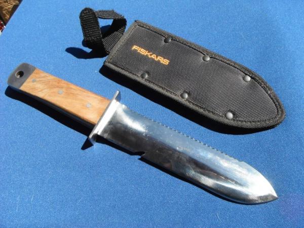 Fiskars Hori Hori 12" Garden Knife Planting Tool Stainless Steel w/ Sheath Fiskars Hori Hori 12" Garden Knife Planting Tool Stainless Steel w/ Sheath