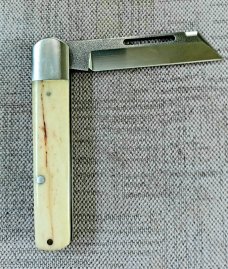 K'roo Custom Sheepsfoot Sleeveboard,3.7" N690..brut de force  look...Giraffe Bone Scales..Scagel cut