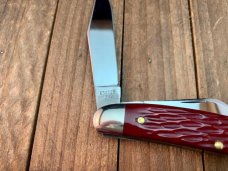 Robeson Shuredge by Queen Stockman Strawberry Red Jigged Bone 1999  Chip on Front Handle