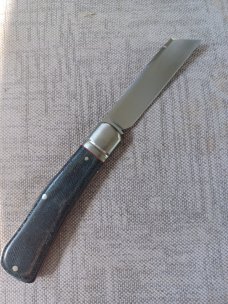 K'roo Jackal..Dogleg Sheepsfoot..Denim Micarta..3.75"..Rwl34..red houndstooth and accents...coa/slip
